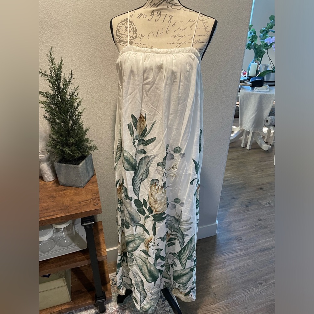 H&M Voluminous Linen-Blend Dress